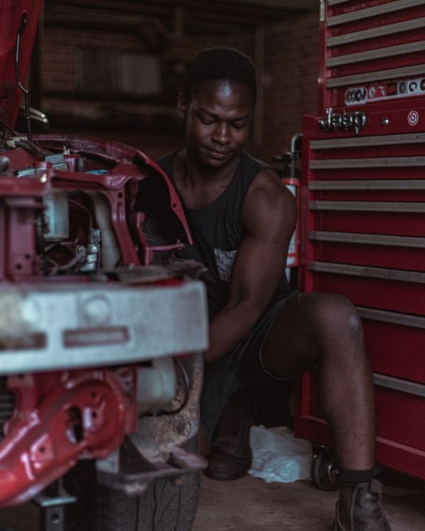 Mechanic working on a vehicle — stock photograph